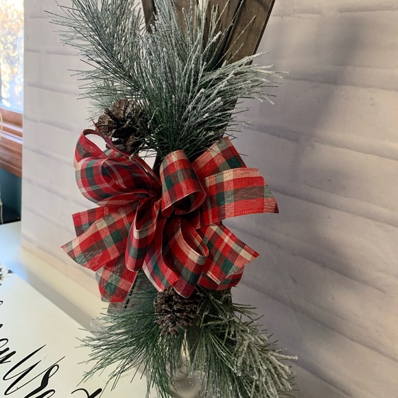 Winter door hanger crossed skis with bow - Picture 4 of 5